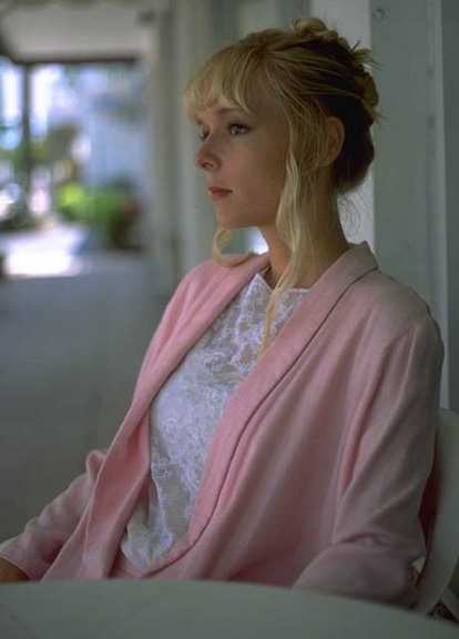 Mujer sentada mirando a lo lejos